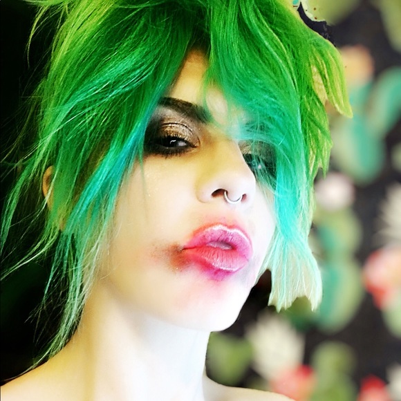 Meet your Posher, Bianca! 🖤🖤🖤 - Picture 2 of 7